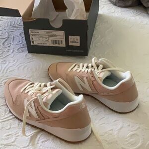 NWT New Balance womens sneakers
